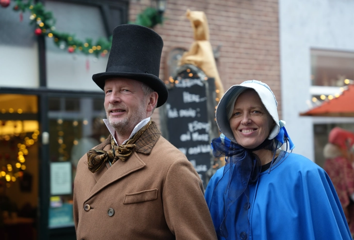 Man and woman dressed on the Dickens Festijn